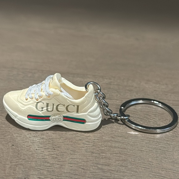 Choose 1 New Gucci signature sneaker keychain - Picture 4 of 6